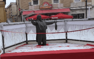 Pesaro - La scultura di "Pavarotti" con le gambe nel ghiaccio fa il giro del mondo